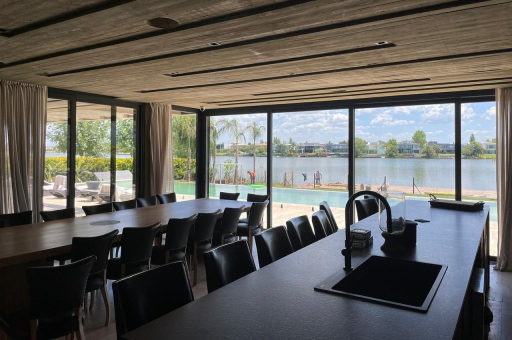 Puertas y Ventanas de PVC aberturas con perfiles REHAU Negro Tigre